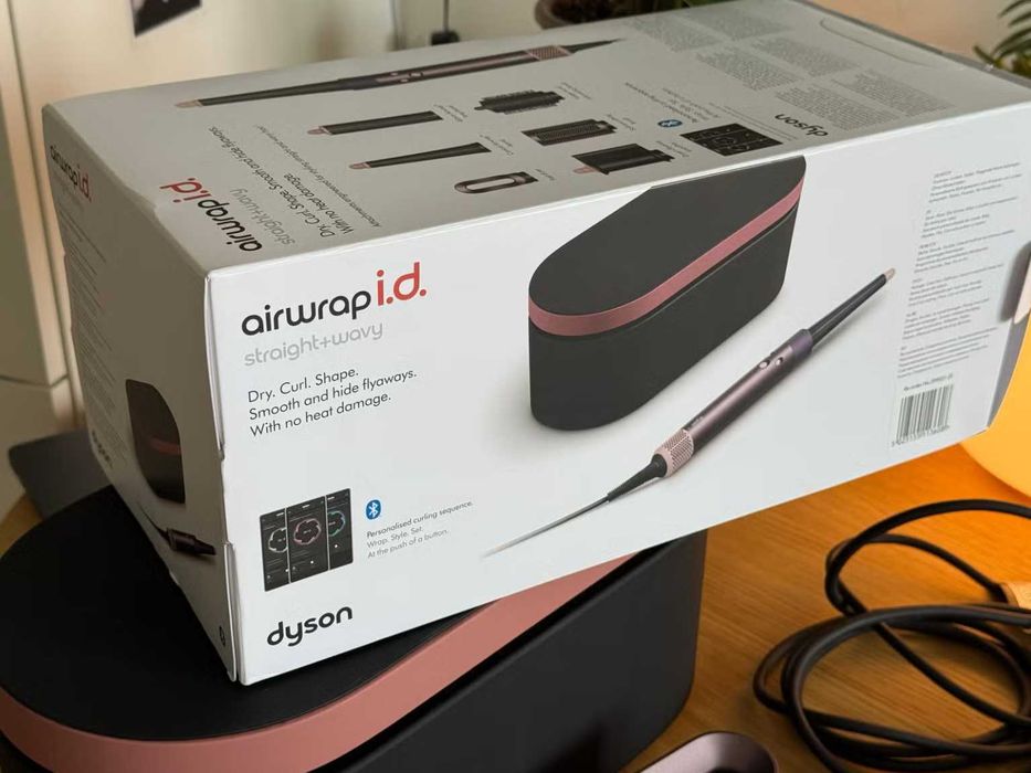 Dyson Airwrap i.d Straight wszystko, co na zdjęciu