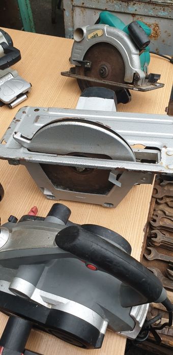 Продам циркулярную торцовочную пилу переворотную"Уралмаш"2200 Watt