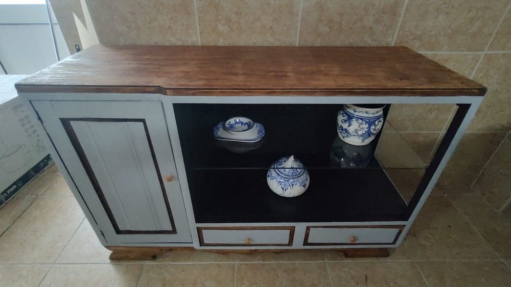 Móvel com vitrine renovado