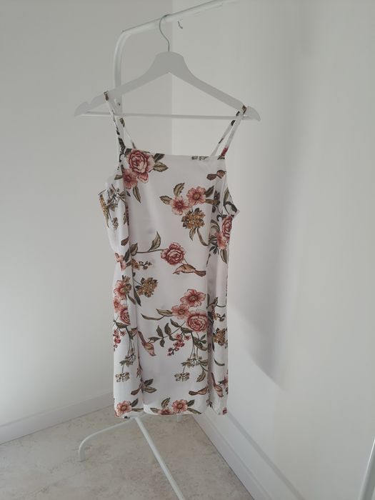 Sukienka letnia Mango biała w kwiaty