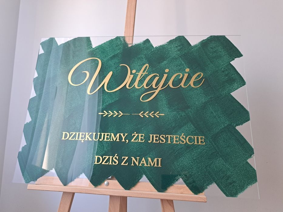 Tablica powitalna pleksi butelkowa zieleń złoty napis dekoracje sali