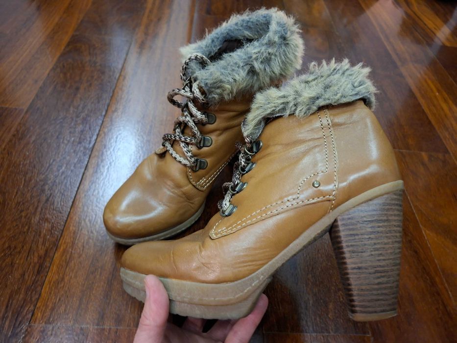 Botins cor castanho camel em pele com salto alto e pêlo