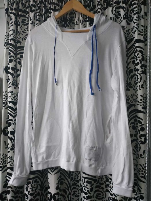 biała bluza z kapturem i słuchawkami by o la la