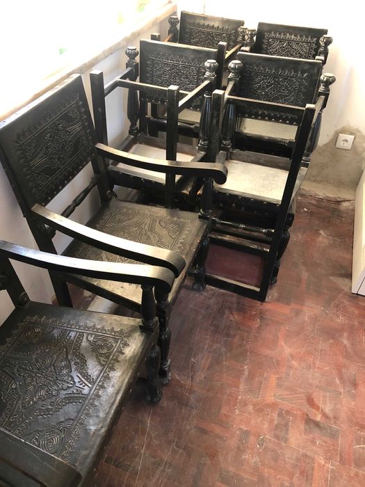 Antique-Style Game of Thrones Table and Chairs64553054749187124