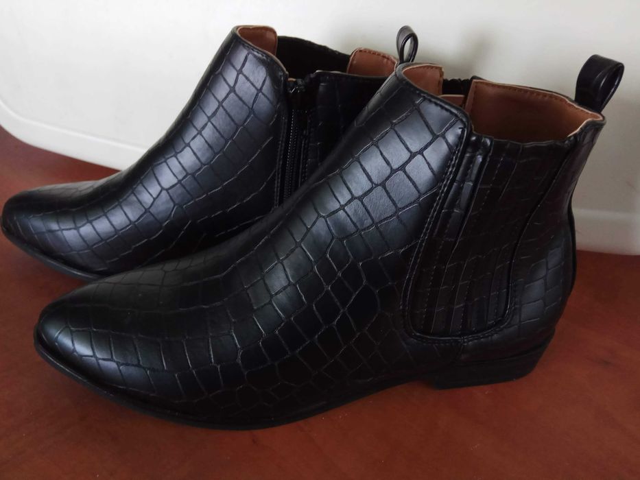 Botins pretos padrão crocodilo