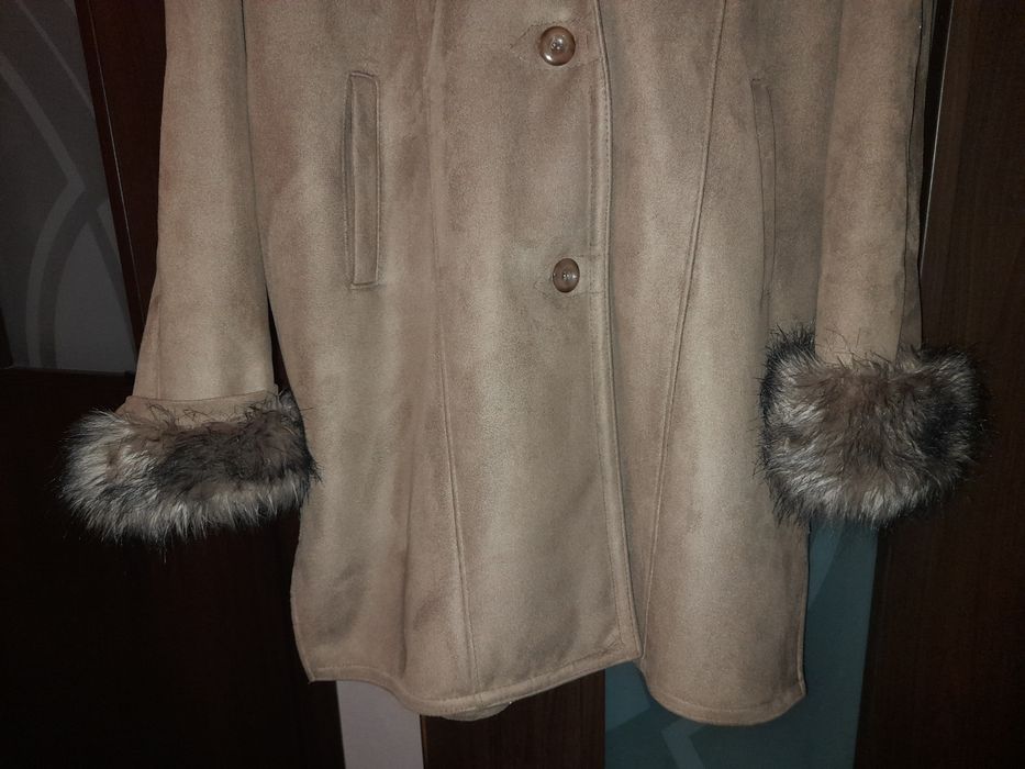 Płaszcz damski z futrzanym kapturem 43-44 (XL)