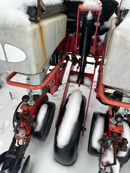 Продається сівалка пневматична Massey Ferguson 555 6