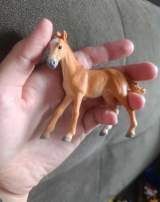 Nowy zestaw figurek Schleich źrebak jeździec