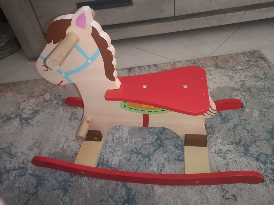 Cavalo de baloiço em madeira para criança