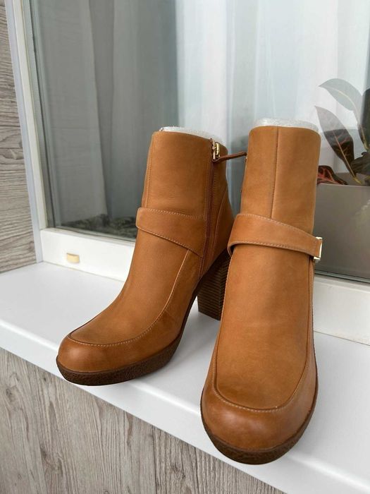 Продам  ботильйони, чоботи,з натуральної шкіри ECCO