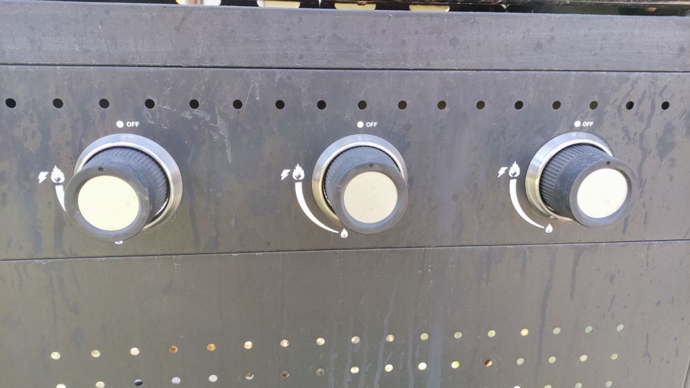 Grill gazowy duży, na kółkach