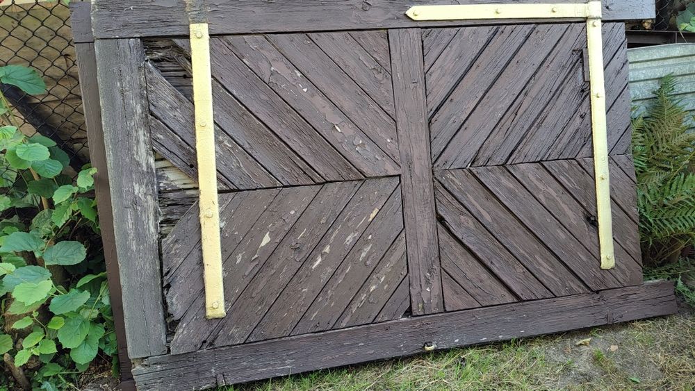 Oddam drzwi garażowe drewniane, brama do komórki stodoły