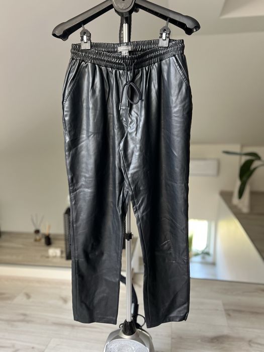 Spodnie joggery z eko skóry M