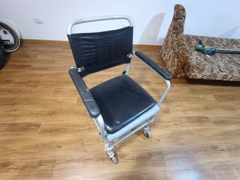 Крісло каталка туалет