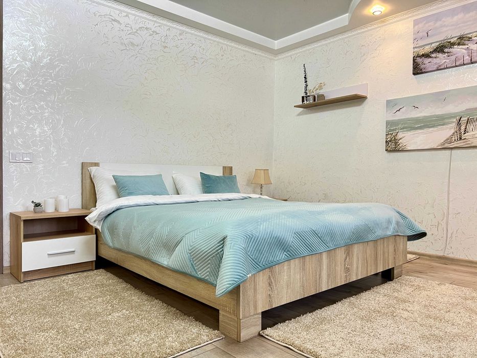 Студія. Дружба. Поруч озеро