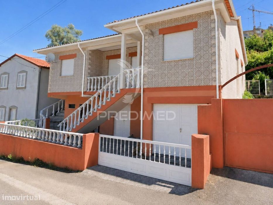 Casa Unifamiliar de 2 Pisos com Terraço em Paradela, Aveiro