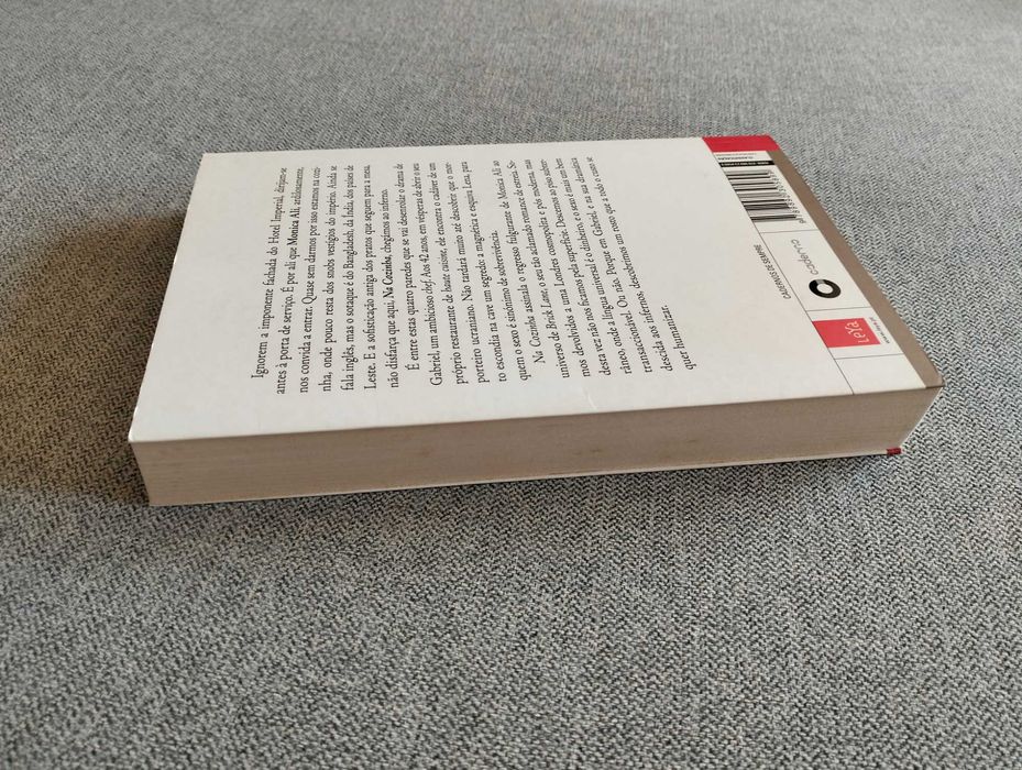 Livro "Na cozinha" de Monica Ali
