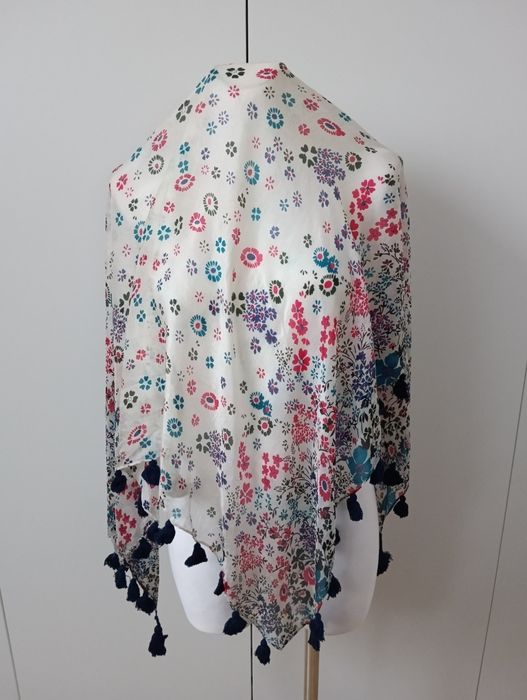 Chusta nowa z frędzlami,