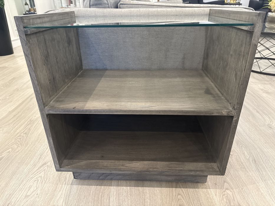 Mesa de apoio em tons cinza beje