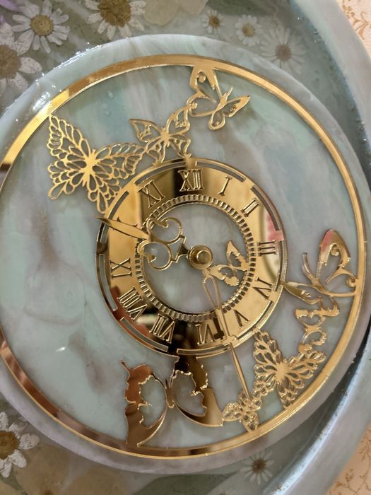 Настеные часы из смолы с сухоцветами