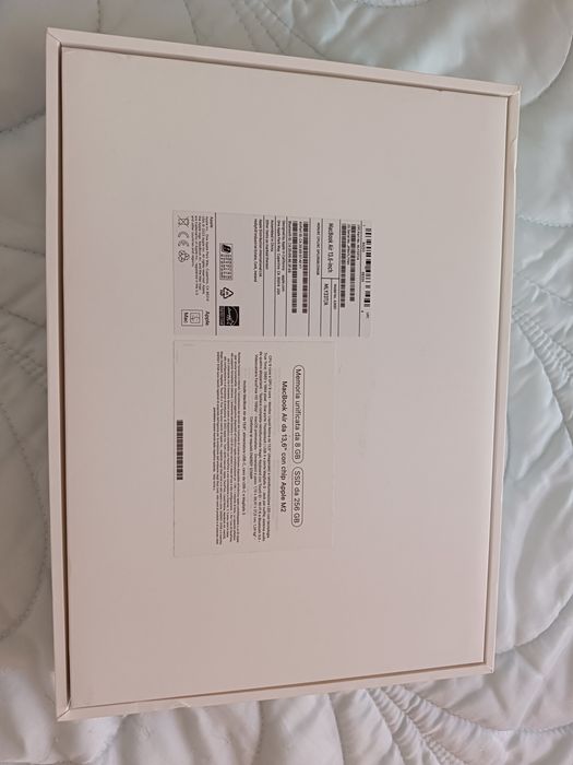 MacBook Air 13,6" com chip Apple M2, 8 GB de memória unificada e SSD de 256 GB.