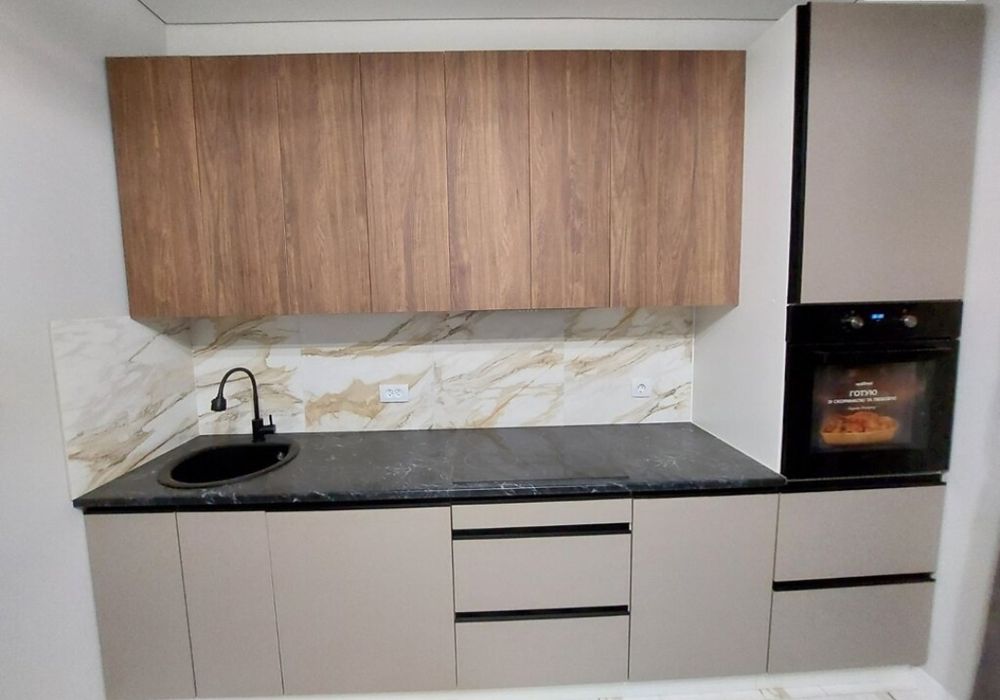 Здається 1-км.Біля Парку.