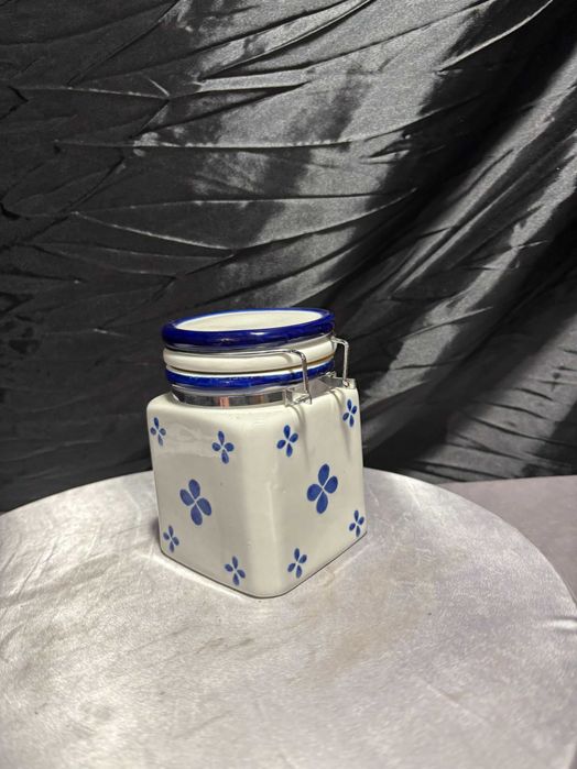 Ceramiczny pojemnik kuchenny z zamknięciem – biało-kobaltowy