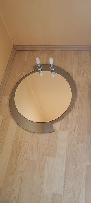 Lustro z żarówkami.