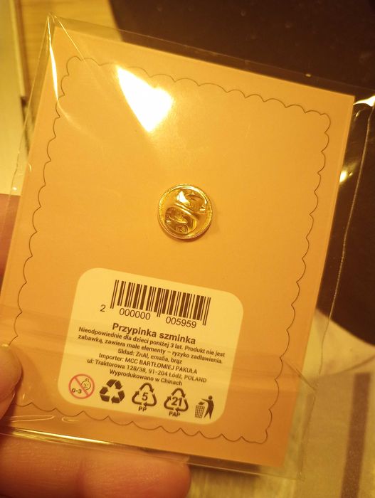 Przypinka Szminka Rossmann – Stylowy Dodatek do Ubrań