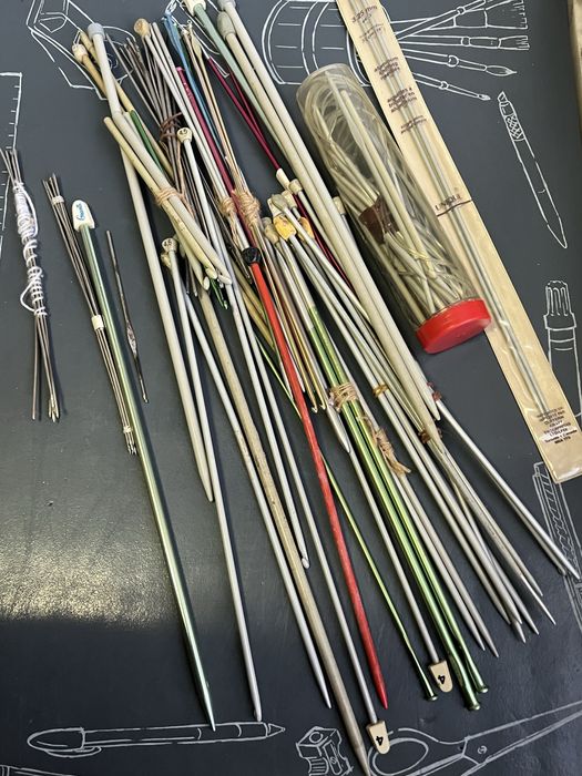 Retalhos de roupa nova, agulhas, novelos de renda