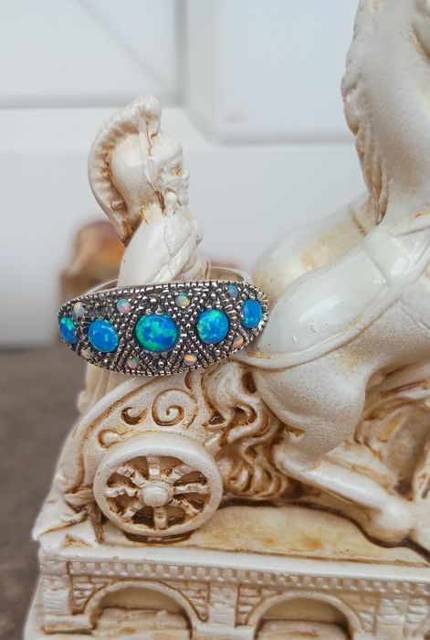 Srebrny pierścionek 925 z opalami.