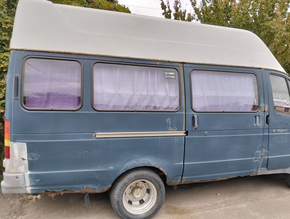 Автомобіль Газель 2001 року 9 місць.