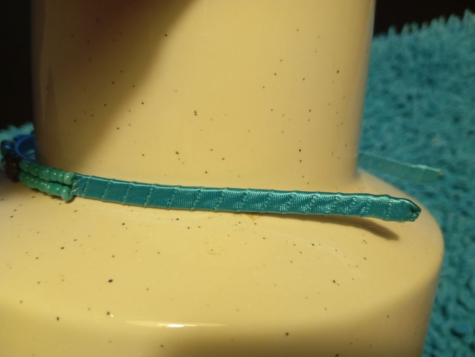 Bandolete fina com contas