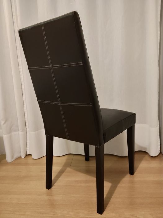 Cadeira de pele castanha com pés em wengue