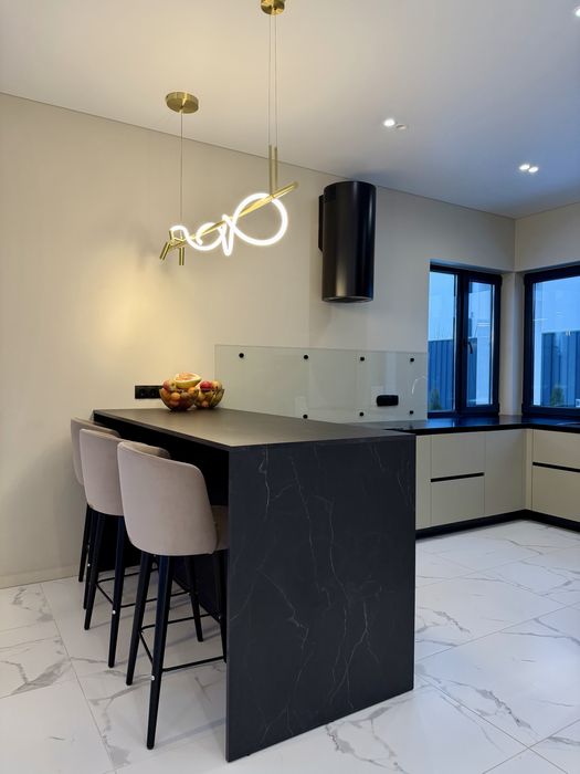 Новий будинок з дизайнерським ремонтом | ВСІ КОМУНІКАЦІЇ