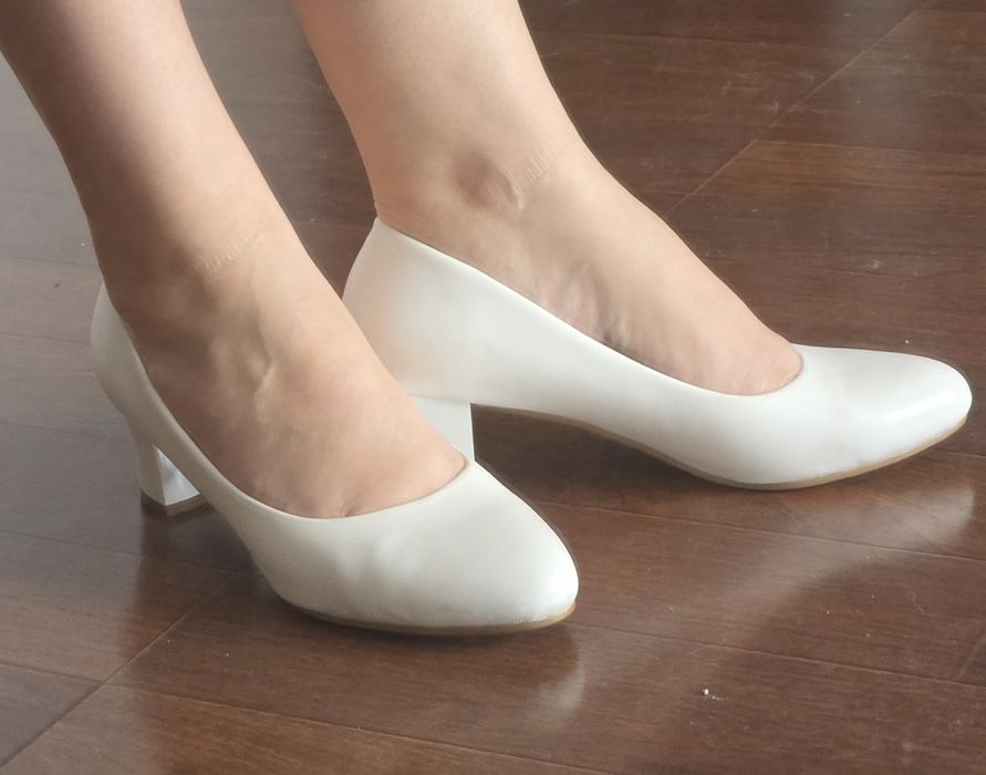 Sapatos brancos de salto