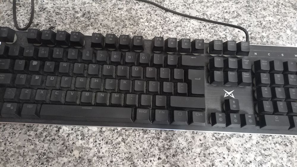 Teclado para  computador a funcionar com luzes