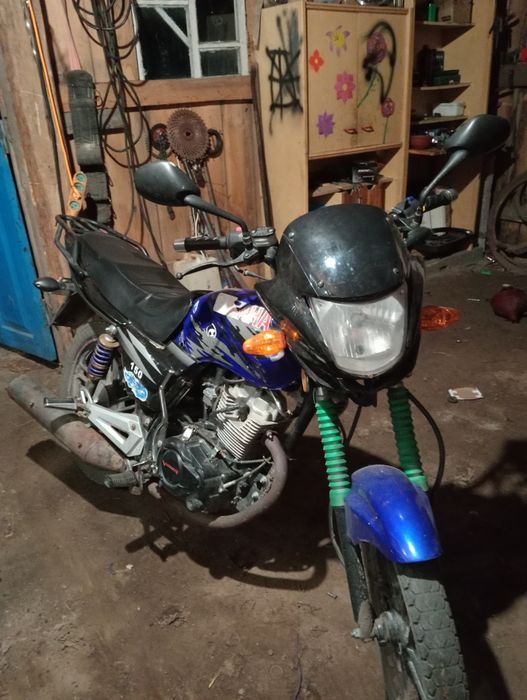 На ходу сів поїхав