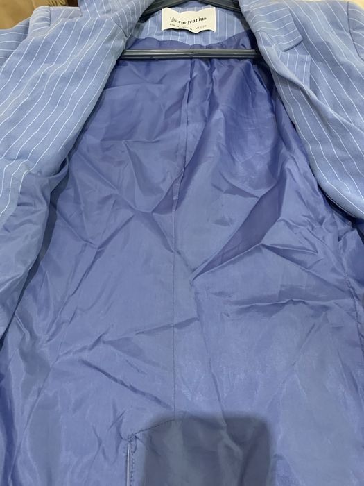 Blazer “Stradivarius” tamanho M azul às riscas brancas