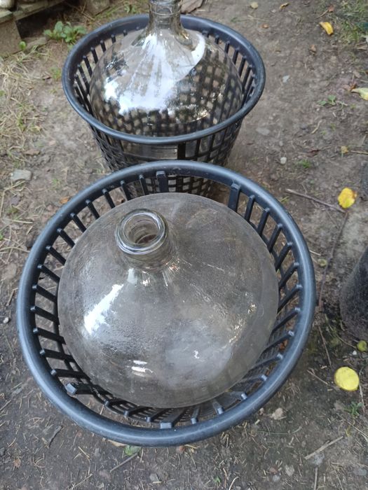 Dwie butle 15l z koszami cena za sztuke