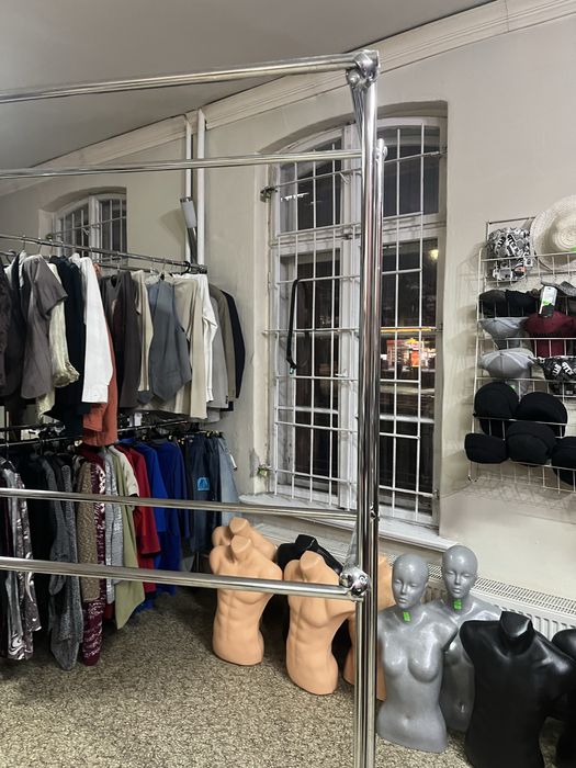 Stojak z metalowych rurek