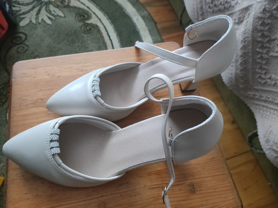 Nowe eleganckie buty