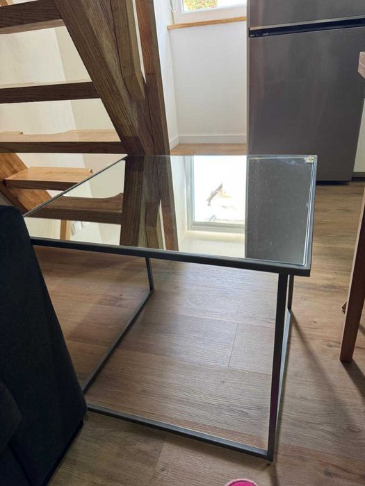 Mesa pequena de sala / sofá de metal e base espelho de vidro. Tampo 55 cm e altura 50 cm