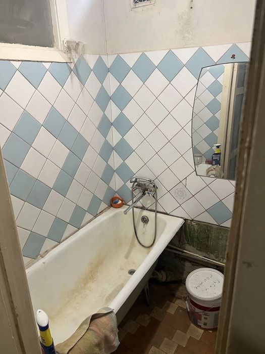 Продаж  3-кім без ремонту в цеглі - More
