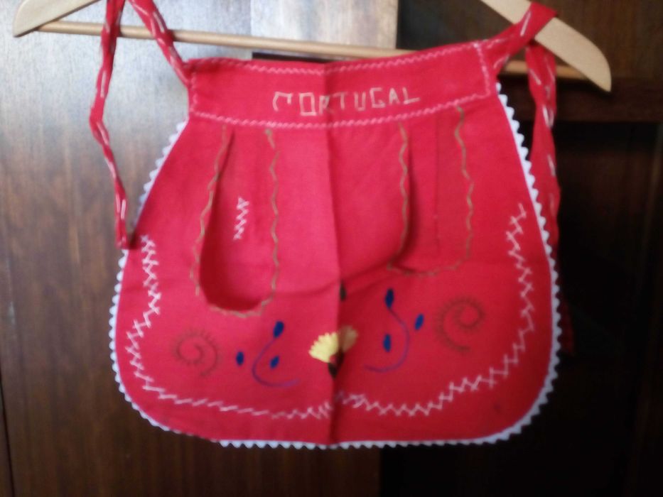 Avental vermelho bordado à mão