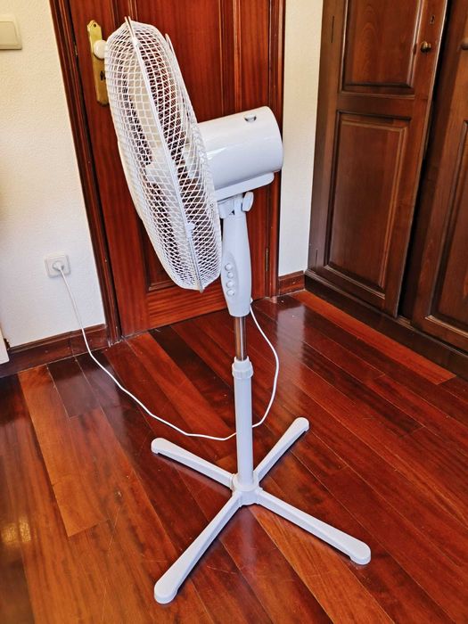 Ventilador de Pé na Cor Branca KmtStyle