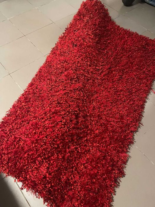 Tapete vermelho e preto