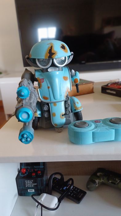 Robô Transformers com comando.