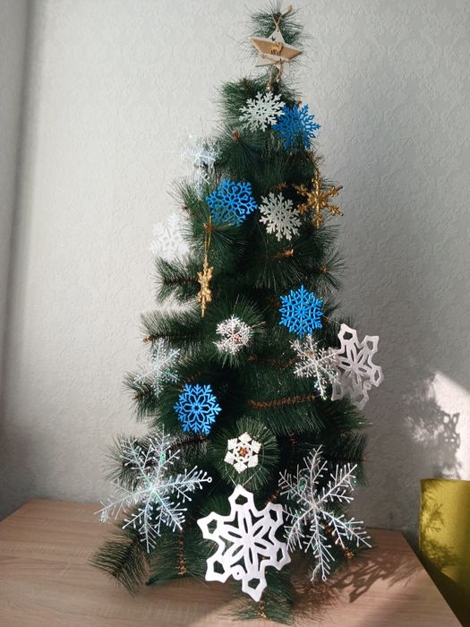 Новорічна ялинка з прикрасами