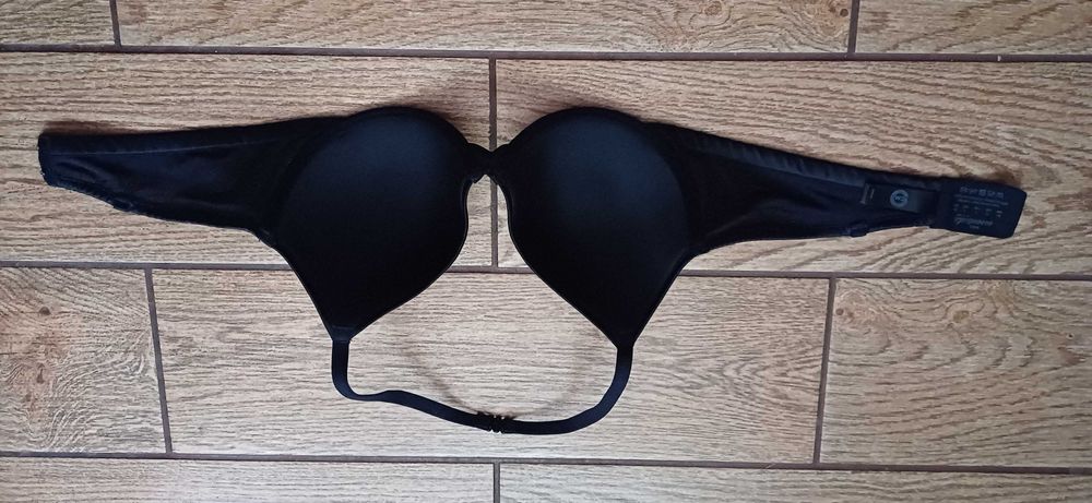 Czarny biustonosz Essentials r. 80 B